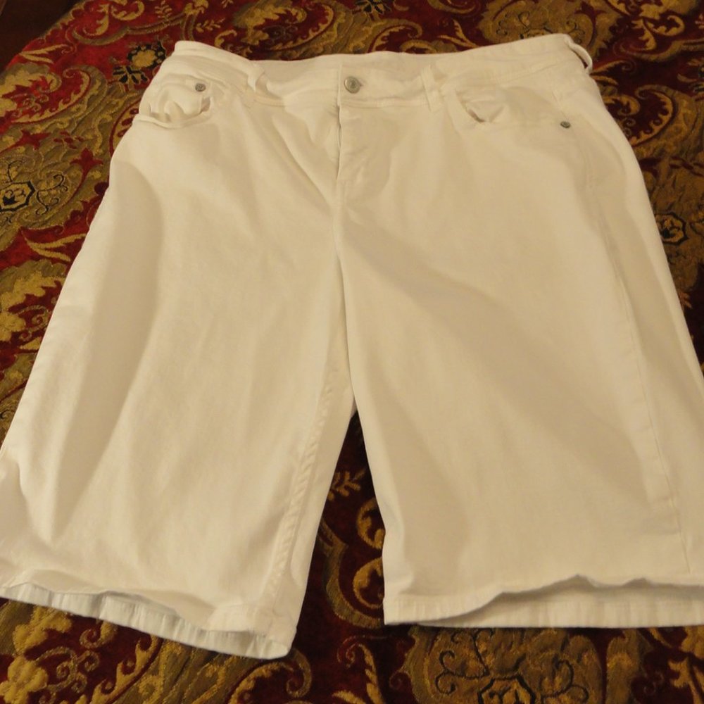 Tommy Bahama size 14 Bermuda shorts